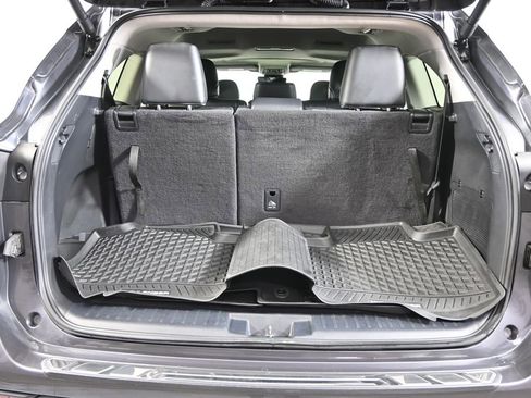 Used 2024 Toyota Highlander XLE AWD/4WD image 16