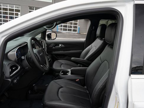 New 2026 Chrysler Pacifica Select image 14
