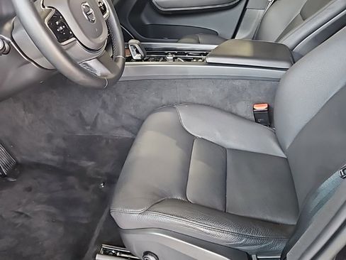 Used 2023 Volvo XC60 B5 Plus image 27