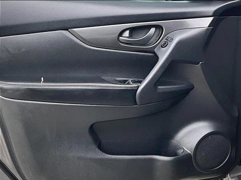 Used 2020 Nissan Rogue S FWD image 17