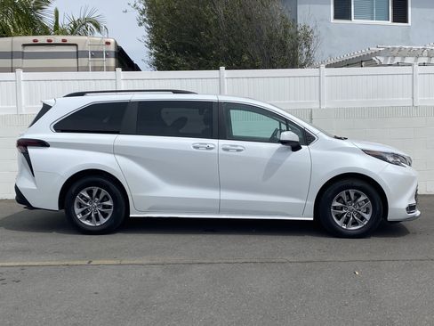Used 2023 Toyota Sienna XLE image 2