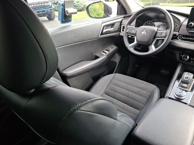 Used 2024 Mitsubishi Outlander AWD image 17