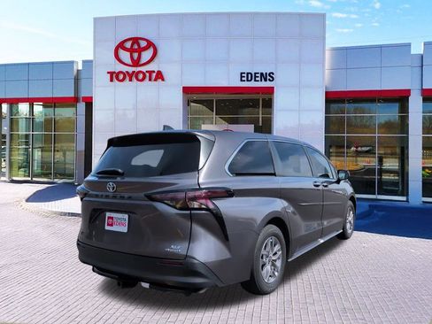 Used 2023 Toyota Sienna XLE image 3