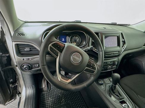 Used 2019 Jeep Cherokee Latitude w/ Cold Weather Group image 9