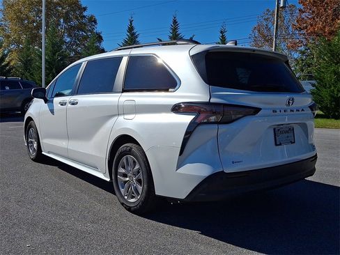 Certified 2024 Toyota Sienna XLE image 7