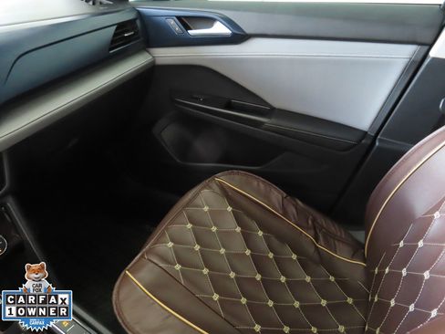 Used 2024 Volkswagen Taos SE image 21