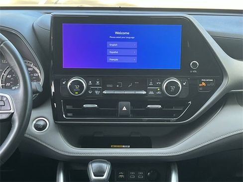Used 2024 Toyota Highlander XLE image 16