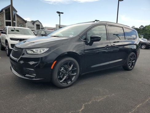 New 2026 Chrysler Pacifica Select w/ S Appearance Package FWD image 3