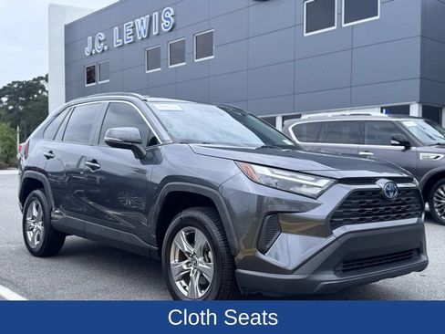 Used 2022 Toyota RAV4 XLE AWD/4WD image 2