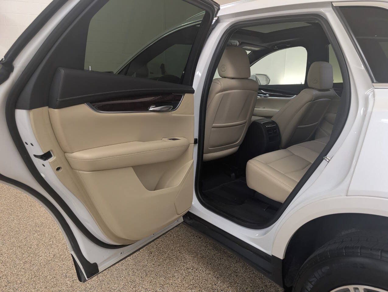 Used 2017 Cadillac XT5 Luxury w/ Driver Awareness Package AWD/4WD image 14