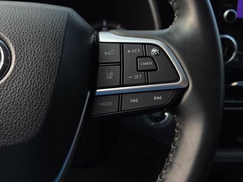 Used 2023 Toyota Highlander XLE image 23