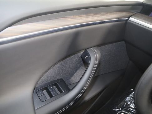 Used 2022 Tesla Model X image 33