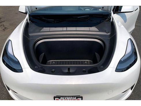 Used 2025 Tesla Model Y Long Range RWD image 9