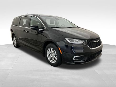 Used 2024 Chrysler Pacifica Touring-L FWD image 8
