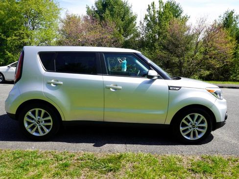 Used 2019 Kia Soul + image 9