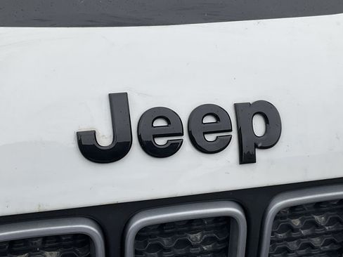 Used 2023 Jeep Renegade Latitude AWD/4WD image 6