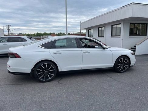 Used 2023 Honda Accord Touring image 3