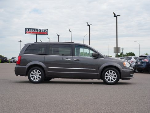 Used 2016 Chrysler Town & Country Touring w/ Driver Convenience Group FWD image 2