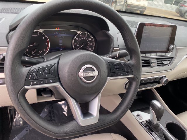 Used 2025 Nissan Altima 2.5 SV FWD image 12