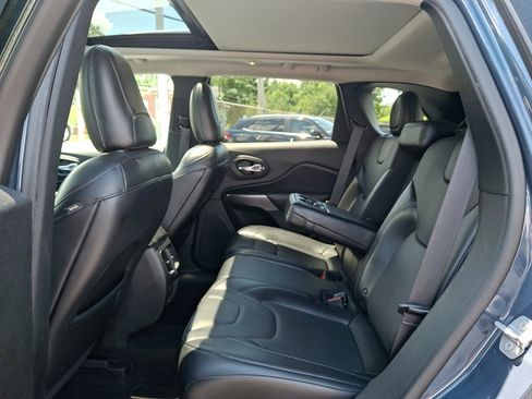 Used 2019 Jeep Cherokee Limited AWD/4WD image 10