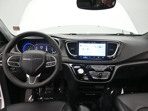 Used 2025 Chrysler Pacifica Select FWD image 32