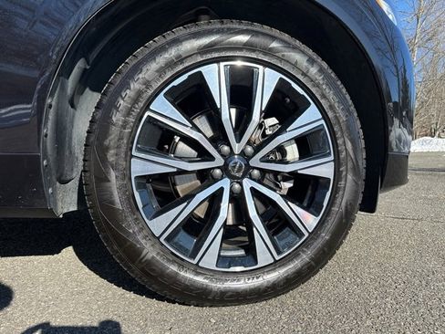 Certified 2025 Volvo XC60 B5 Core image 11