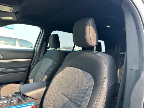 Used 2018 Ford Explorer XLT AWD/4WD image 12