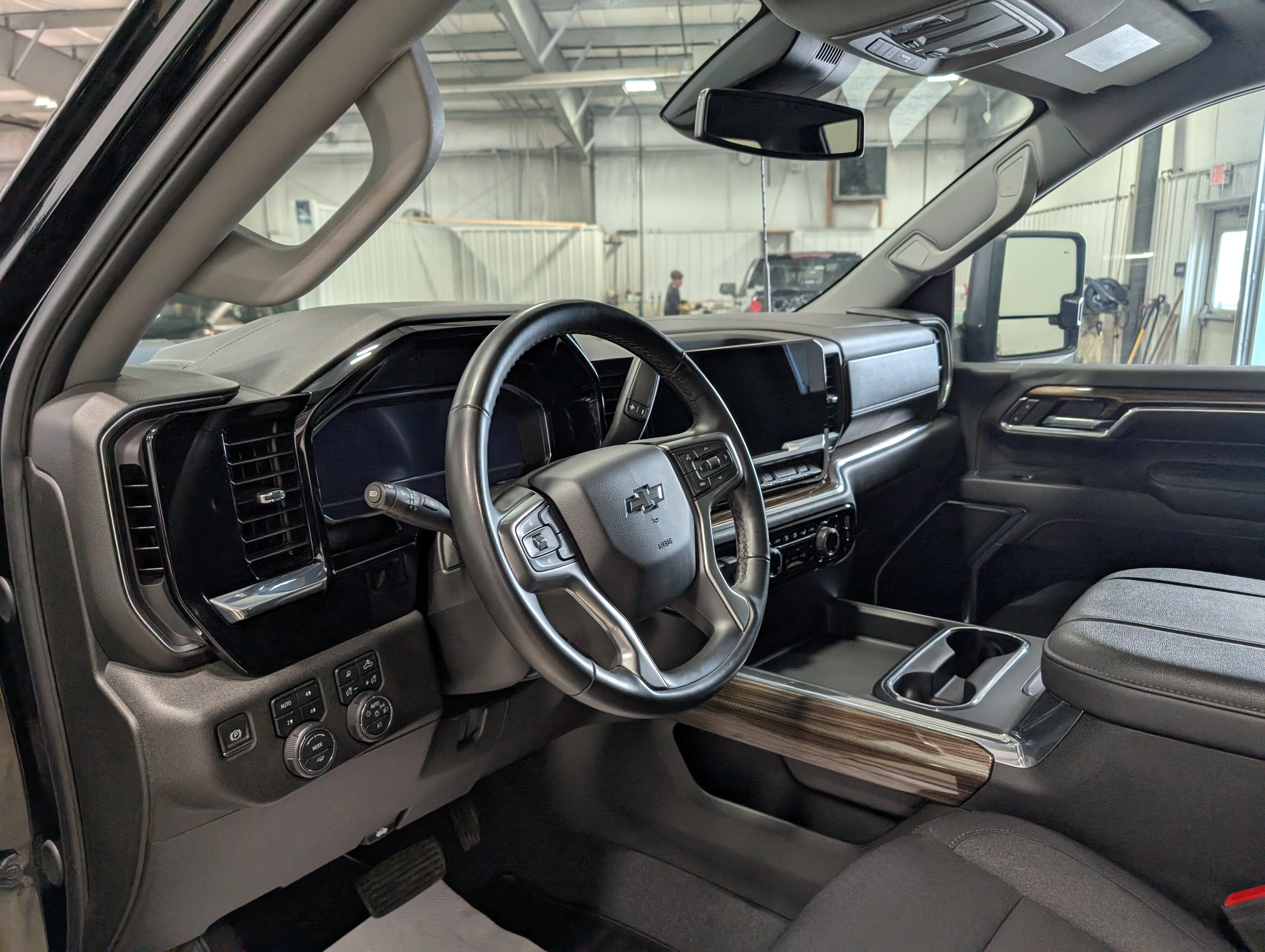 Used 2024 Chevrolet Silverado 2500 LT w/ Midnight Edition AWD/4WD image 16