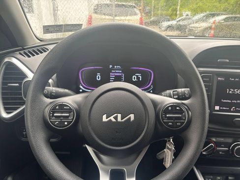 Used 2025 Kia Soul LX w/ LX Technology Package FWD image 25