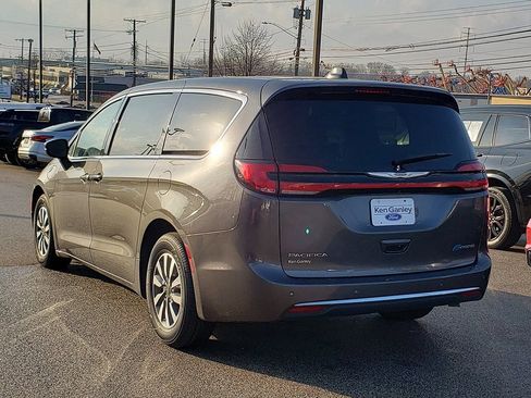 Used 2023 Chrysler Pacifica Touring-L FWD image 7