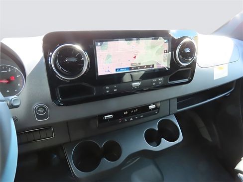 Used 2024 Mercedes-Benz Sprinter 2500 image 31