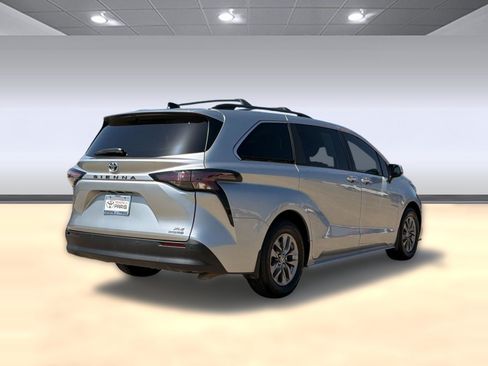 Used 2024 Toyota Sienna XLE FWD image 9