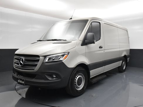 Used 2022 Mercedes-Benz Sprinter 2500 image 2