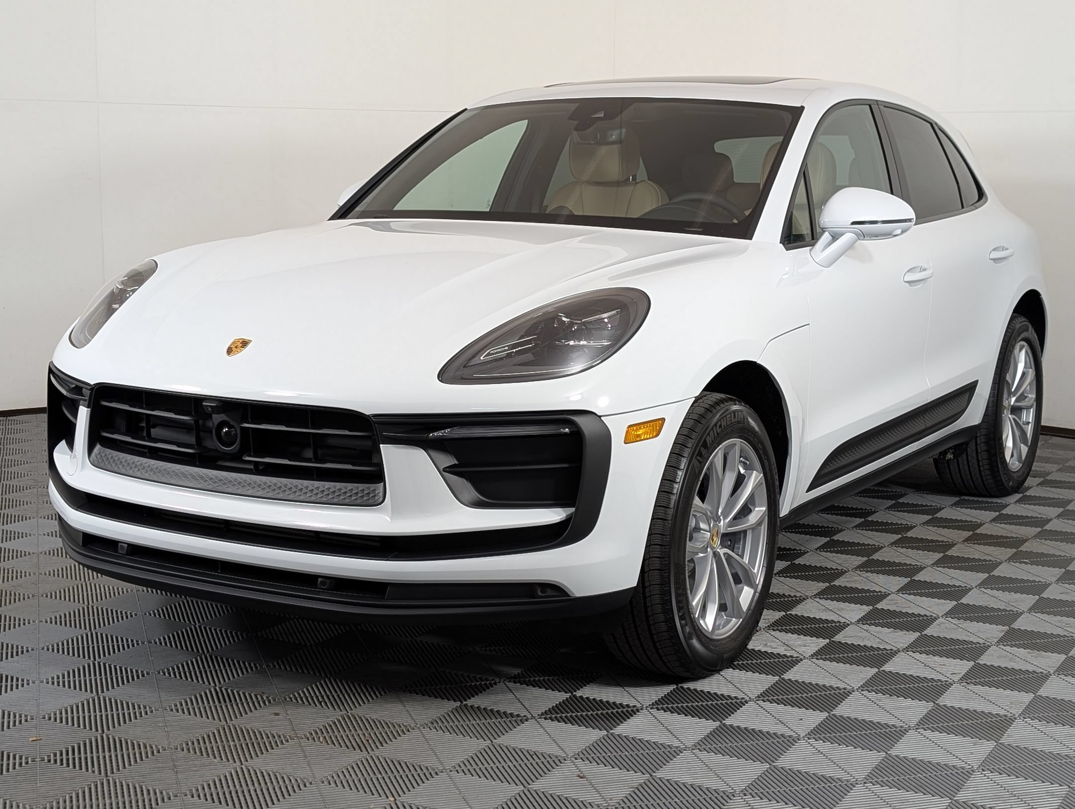 Certified 2026 Porsche Macan AWD/4WD image 1