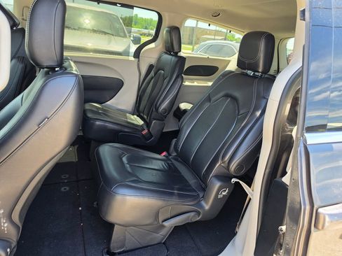 Used 2022 Chrysler Pacifica Touring-L FWD image 7
