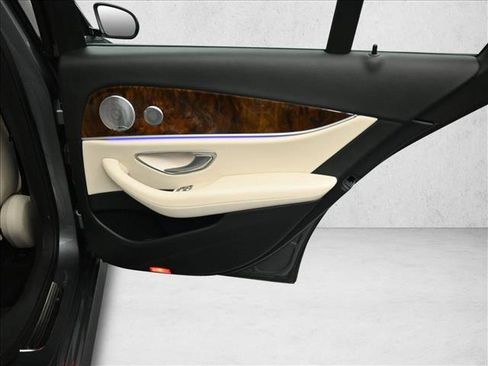 Used 2017 Mercedes-Benz E 300 4MATIC image 28