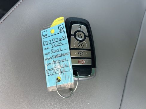 Used 2025 Ford Expedition Active AWD/4WD image 38