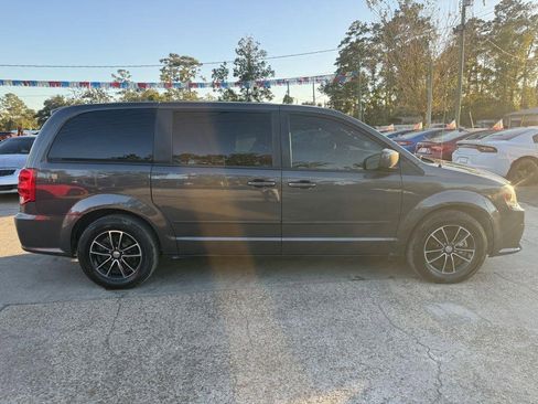 Used 2017 Dodge Grand Caravan SE image 4