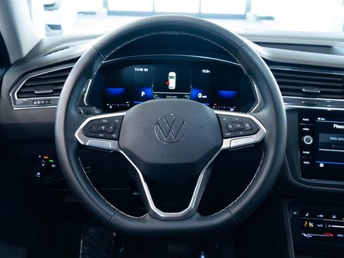Used 2023 Volkswagen Tiguan SE image 12