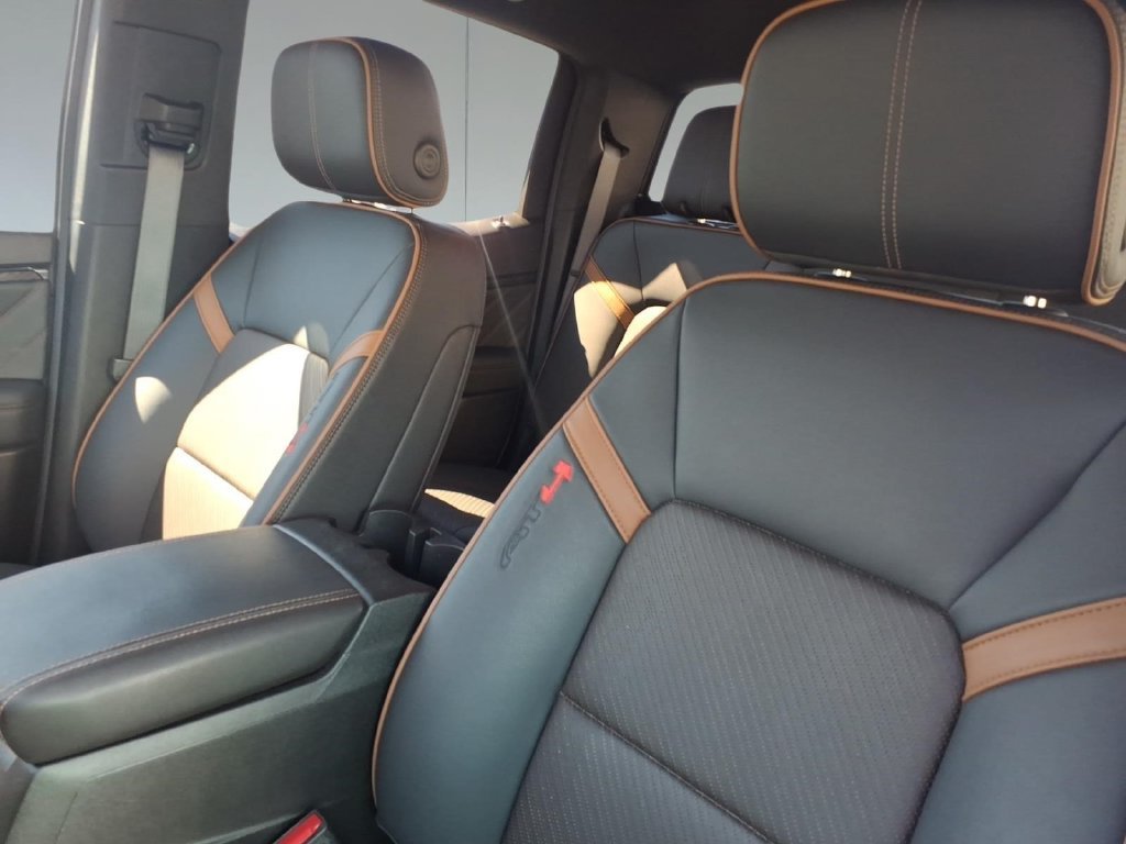 Used 2024 GMC Canyon AT4 w/ AT4 Premium Package AWD/4WD image 17