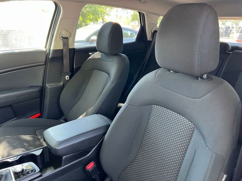 Used 2025 Kia Sportage LX FWD image 34