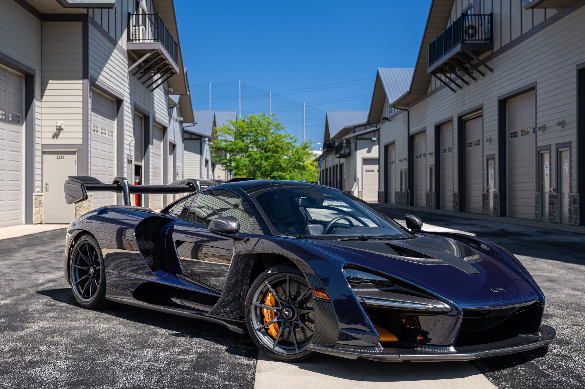Used 2019 McLaren Senna RWD image 3