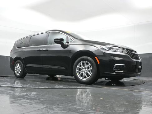 New 2026 Chrysler Pacifica Select FWD image 41