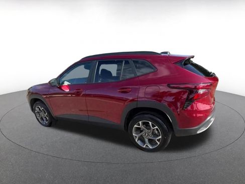 Used 2025 Chevrolet Trax LT FWD image 10