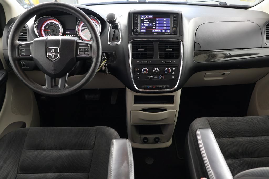 Used 2019 Dodge Grand Caravan SE FWD image 2