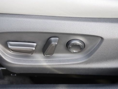 Used 2021 Toyota Avalon Limited image 11