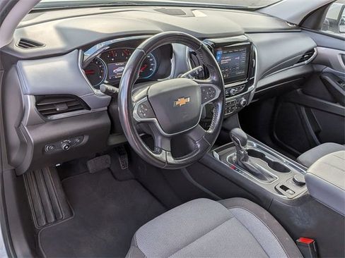 Used 2021 Chevrolet Traverse LT image 17
