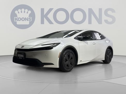 Used 2025 Toyota Prius LE AWD/4WD image 1