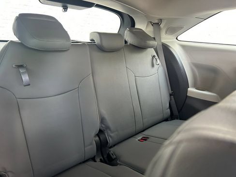 Used 2022 Toyota Sienna XLE w/ XLE Plus Package FWD image 19