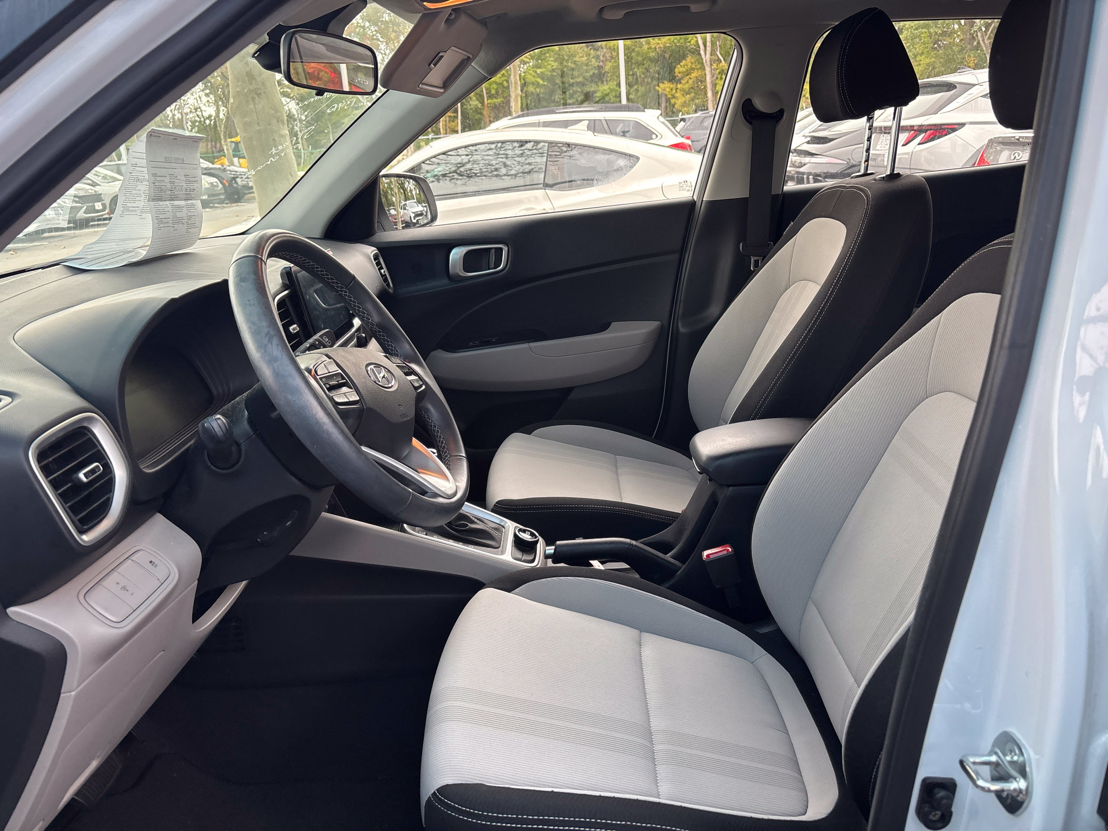 Used 2024 Hyundai Venue SEL FWD image 9